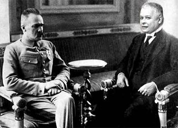 Józef Piłsudski mówi Lechowi, jak uniknąć zamachu.